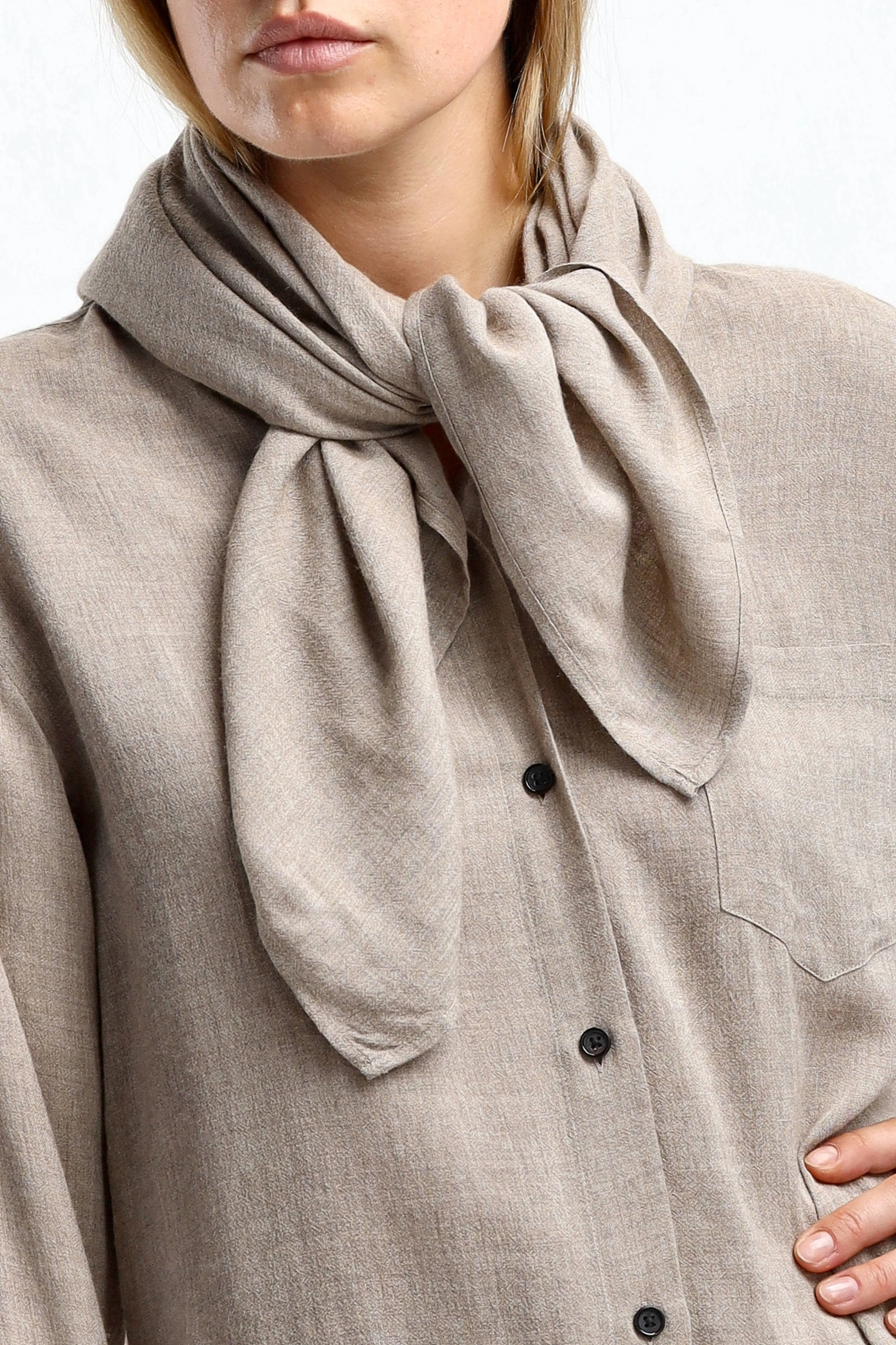 Bluse Scarf-Collar in Hellbraun